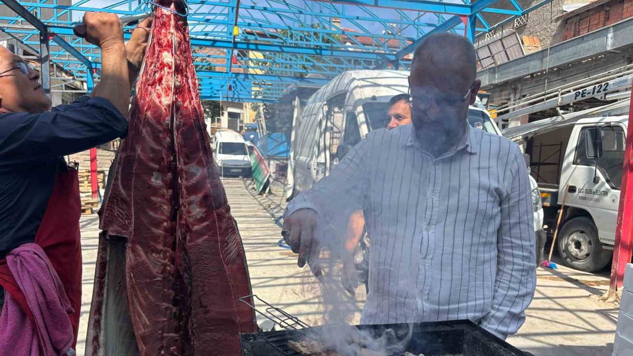 Tavşanlı pazarında nadir görülen 160 kiloluk orkinos ilgi çekti