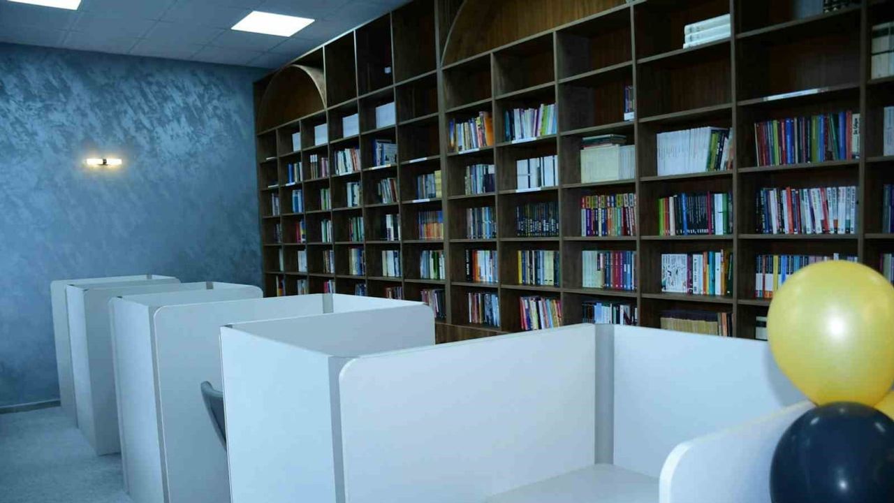 TEİ'den Eskişehir Anadolu İmam Hatip Lisesi'ne modern kütüphane