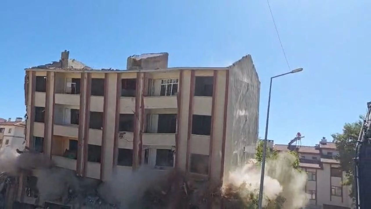 Tek dokunuşla çöken iki 5 katlı bina Abdullahpaşa Mahallesi'nde görüntülendi