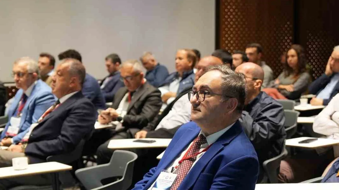 Tek portlu Da Vinci cihazıyla tek delikten canlı prostat ameliyatı gösterildi