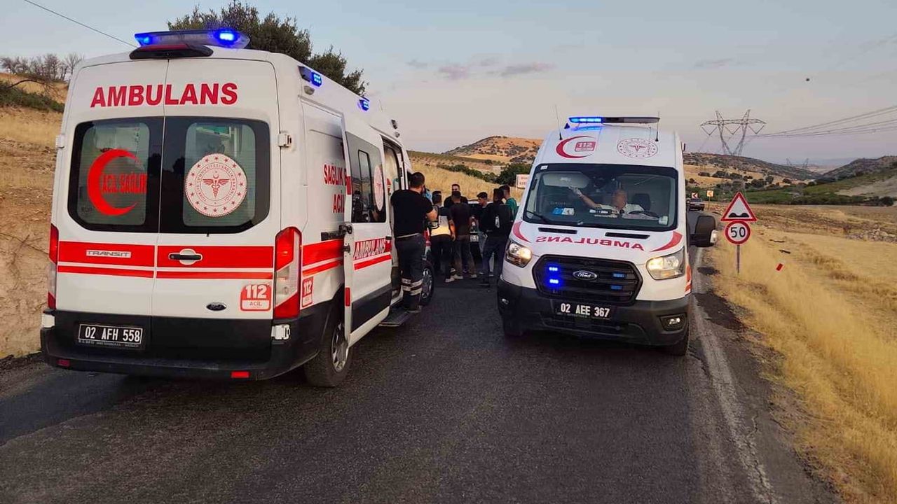Tekağaç yakınlarında iki otomobil çarpıştı: 8 kişi yaralandı