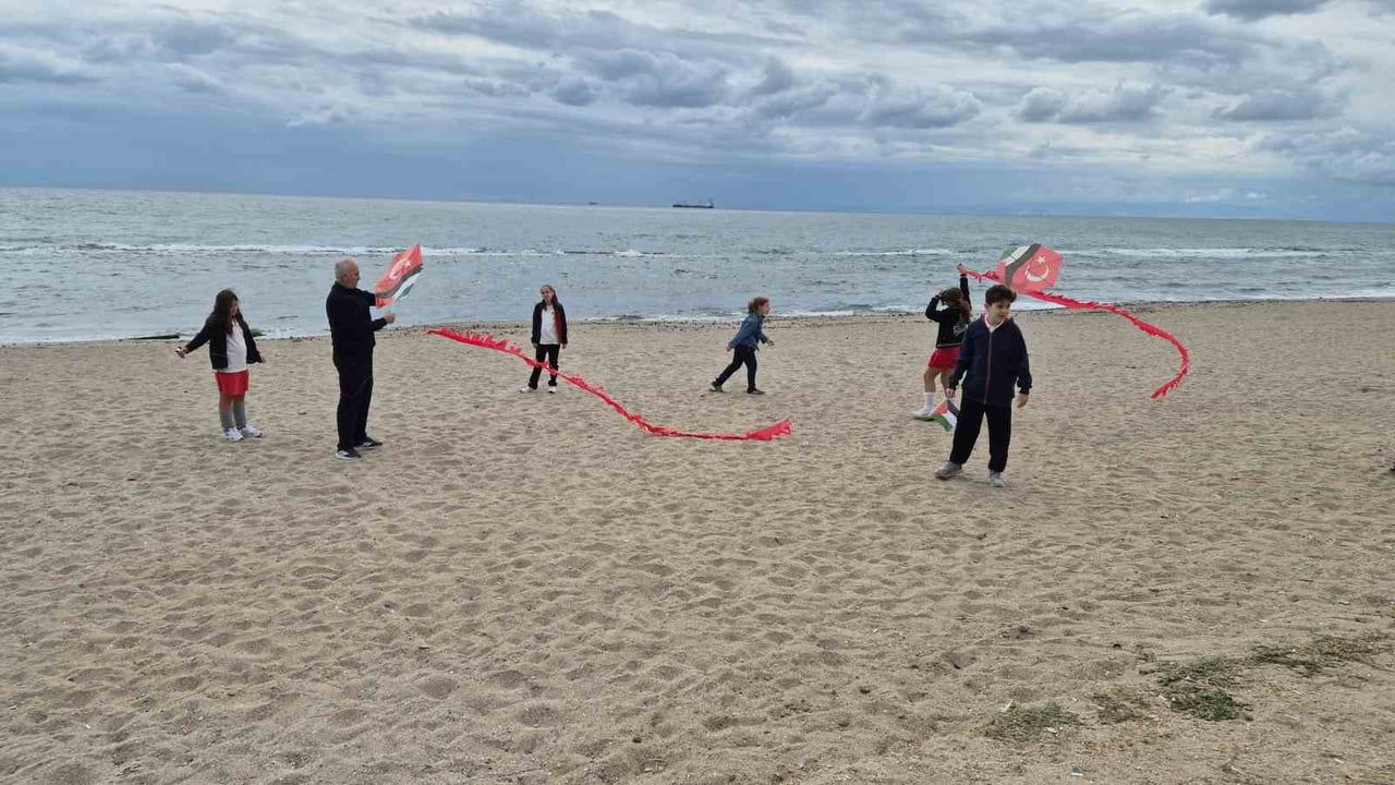 Tekirdağ'da çocuklar Gazze için gökyüzüne umut uçurdu