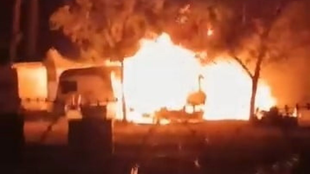 Tekirdağ'da deniz kenarındaki karavan kül oldu