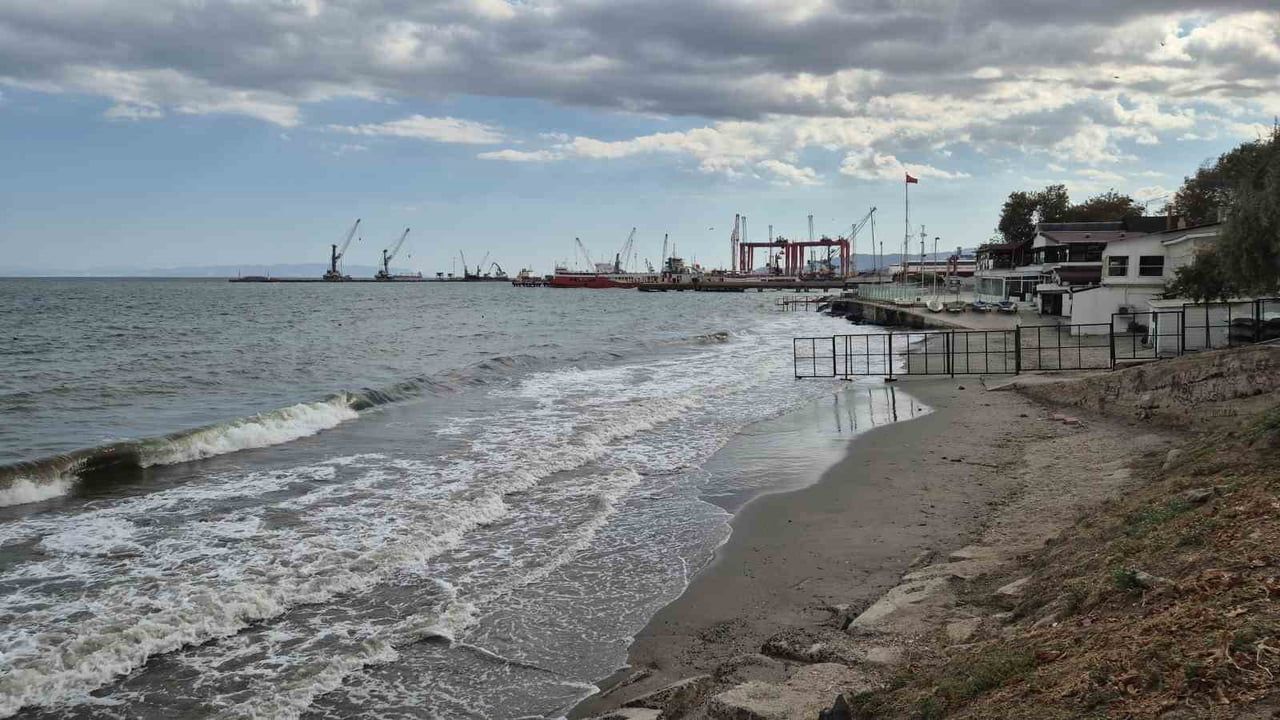 Tekirdağ'da kötü hava nedeniyle dört ilçede denize giriş yasaklandı
