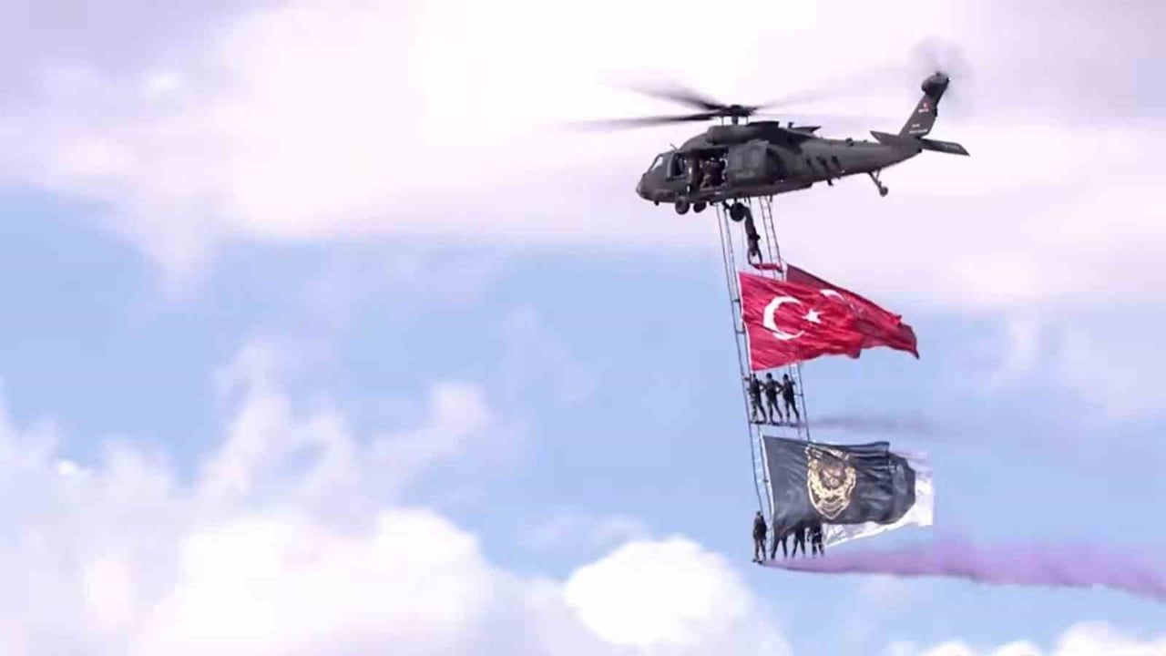 TEKNOFEST Güneydoğu'da yerli T-70 ile bayraklı helikopter şovu