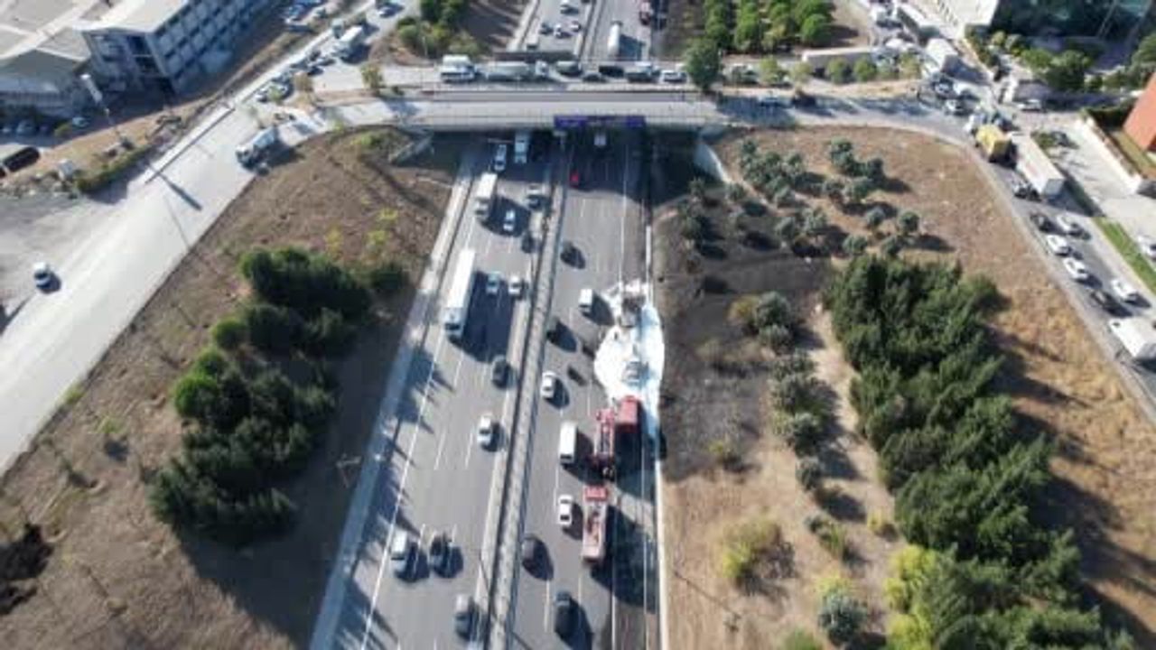 TEM otoyolunda seyir halindeki tır alev alev yandı, Edirne istikameti trafiğe kapandı