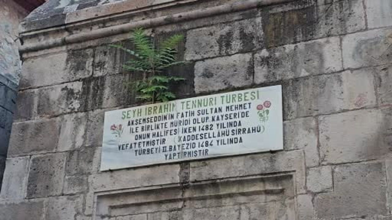 Tennuri türbesinde sandukalara geleneksel örtüler yeniden giydirildi