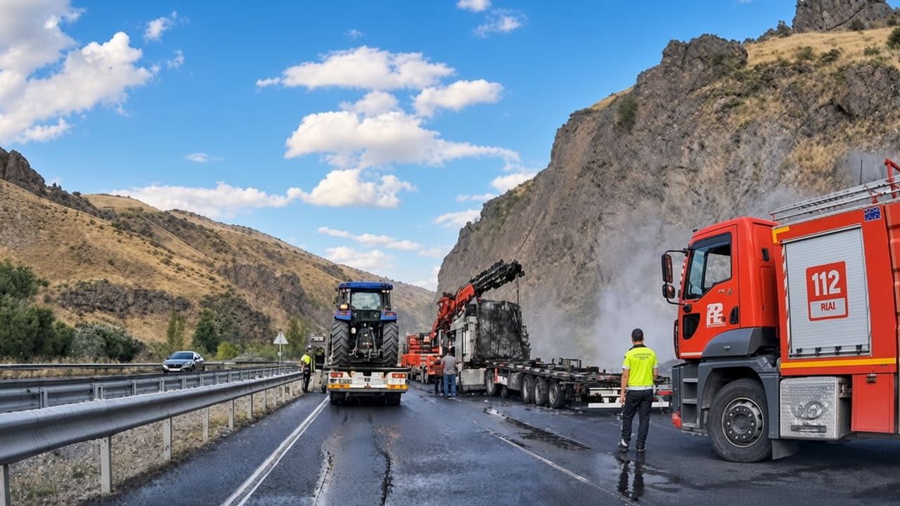 Tercan'da balata kıvılcımı hayvan yemi yüklü tırı kullanılamaz hale getirdi