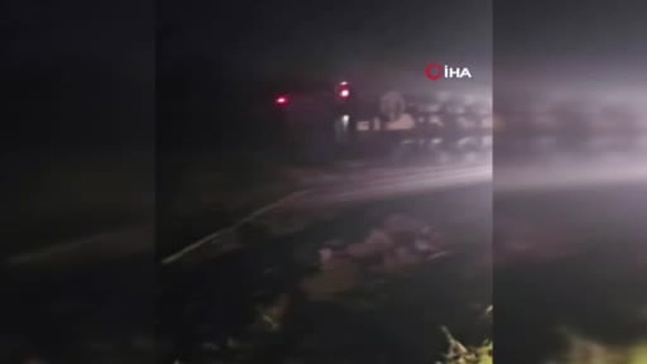 Ters şeride giren tır motosiklete çarptı: iki genç yaşamını yitirdi, biri yaralı