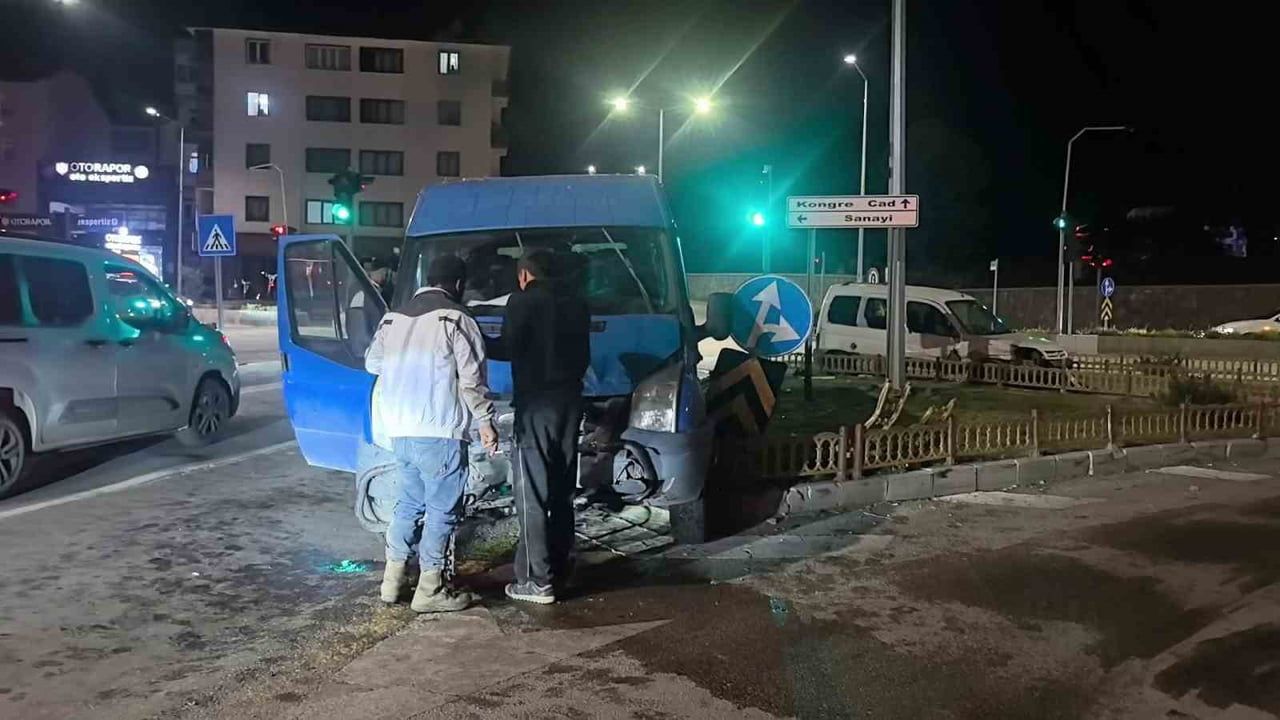 Ticari araçlar Barış Pınarı köprülü kavşakta çarpıştı: 3 yaralı