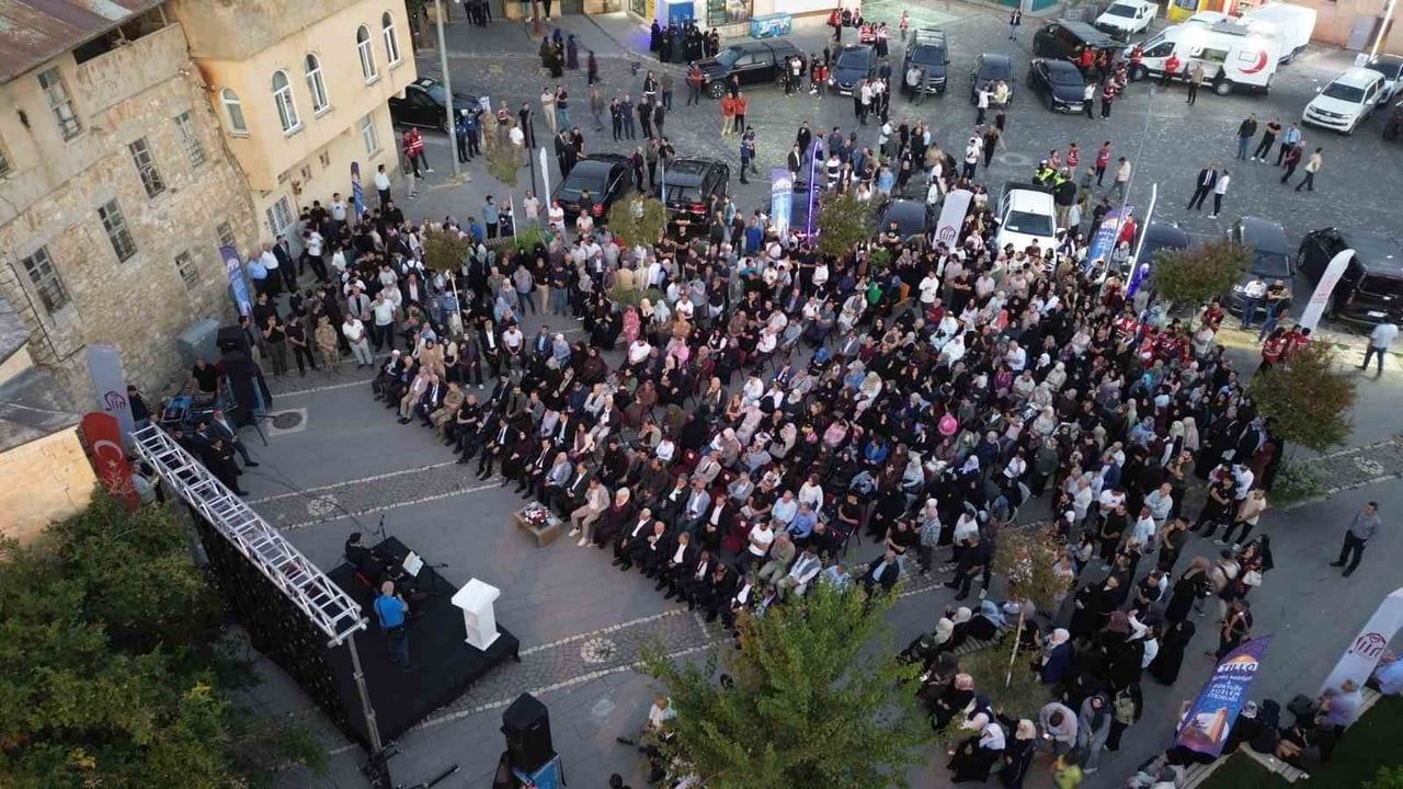 Tillo'da 263 yıllık ışık düzeniyle güneş türbe başucunu aydınlattı