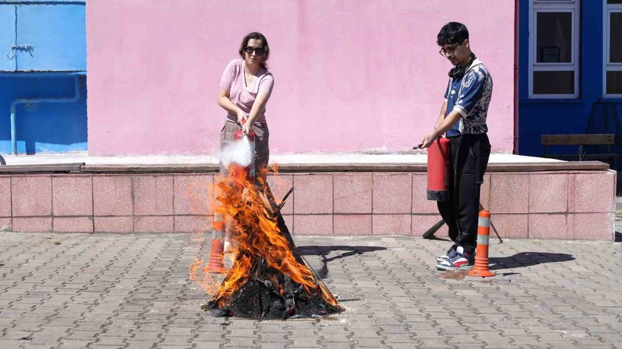 tıp fakültesinde senaryolu tatbikat: deprem ve yangına karşı uygulamalı eğitim