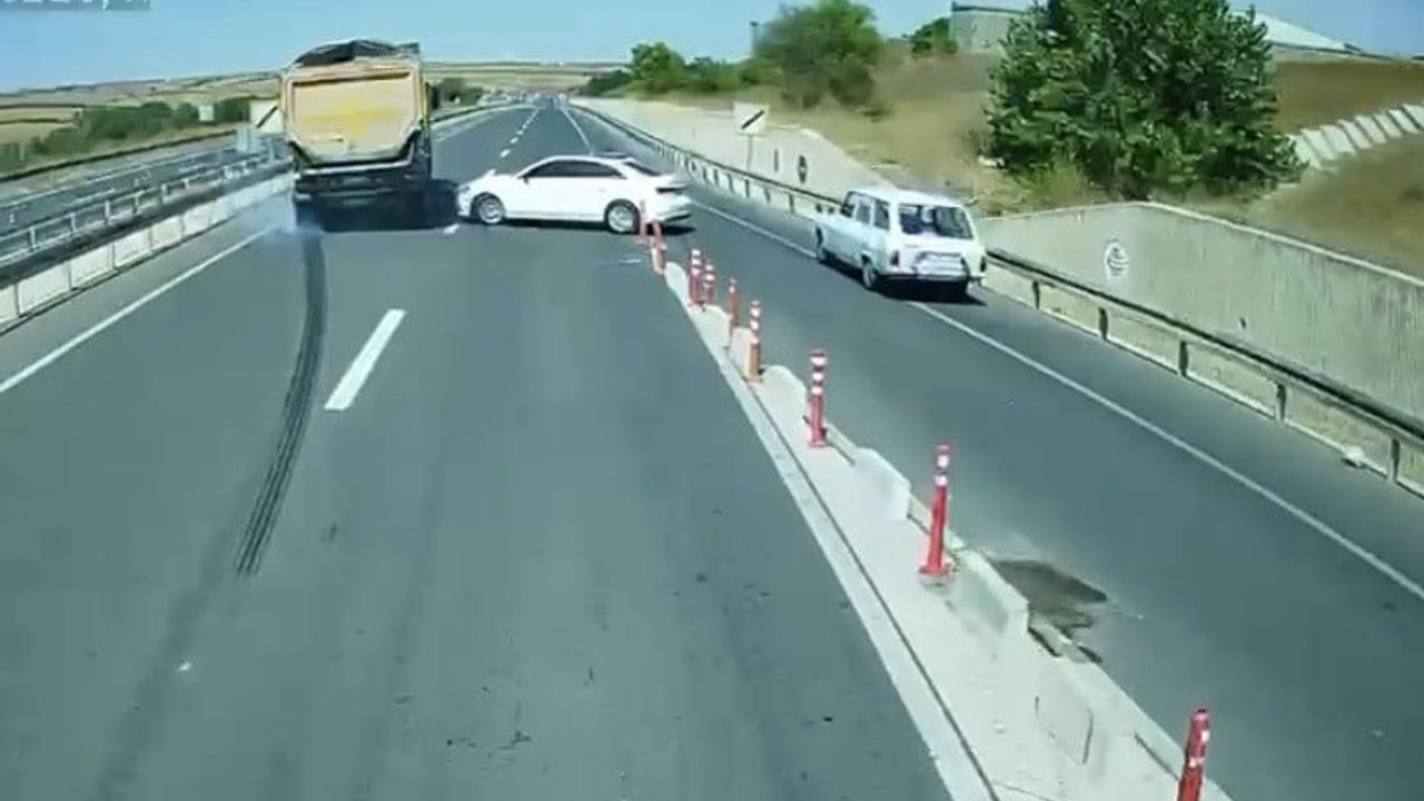 Tır şoförünün hızlı manevrası faciayı önledi: o anlar kamerada