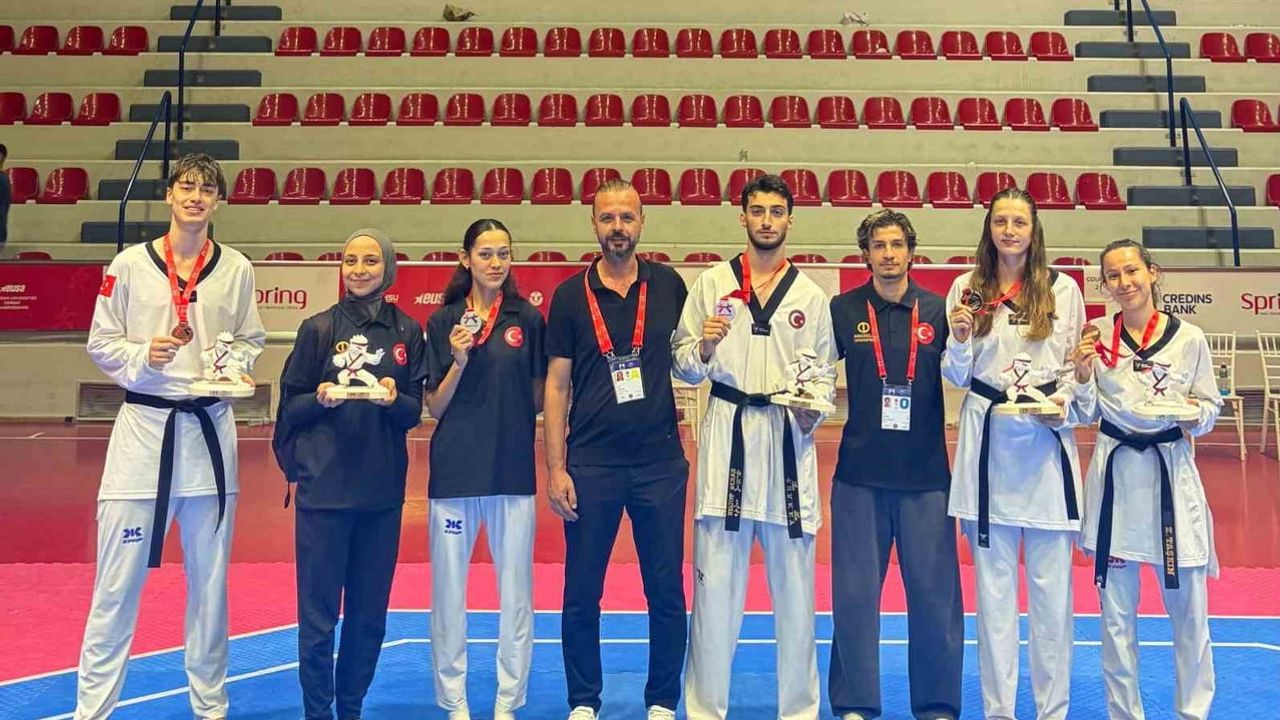 Tiran'da kürsüye çıkan Anadolu öğrencileri üniversiteyi taşıdı