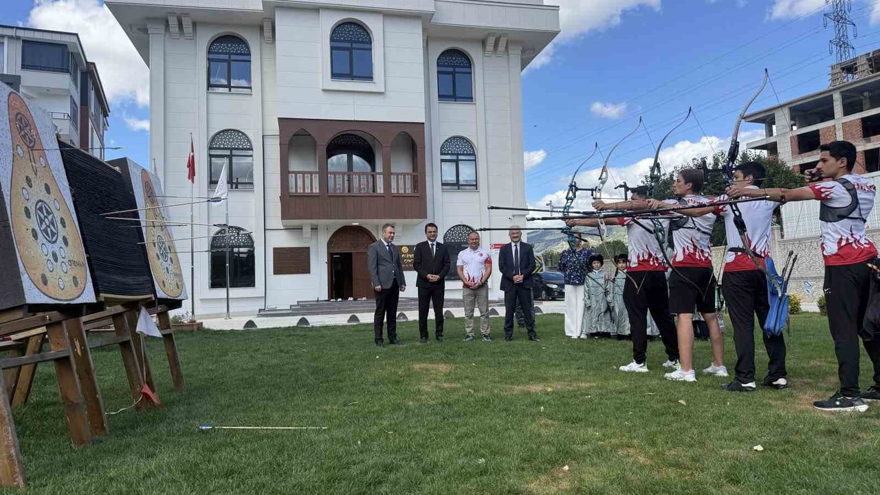 Tokat'ta 16 okulda geleneksel ve olimpik okçuluk eğitimi başladı