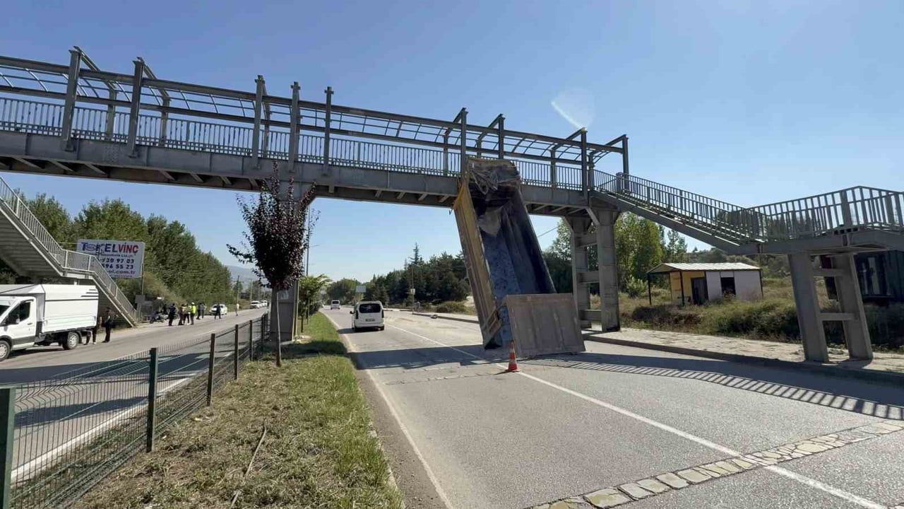 Tokat'ta damperi açılan tır üst geçide çarparak tarlaya devrildi