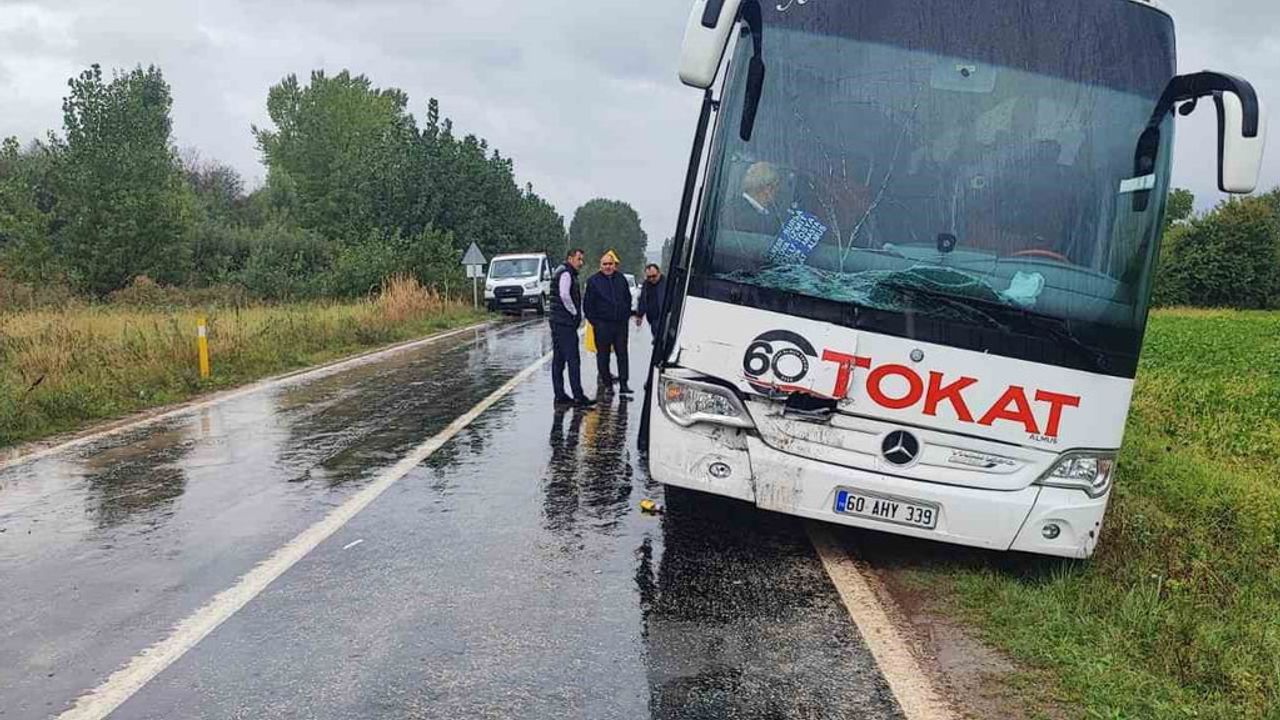Tokat'ta otobüs kamyonete çarptı: biri ağır iki yaralı
