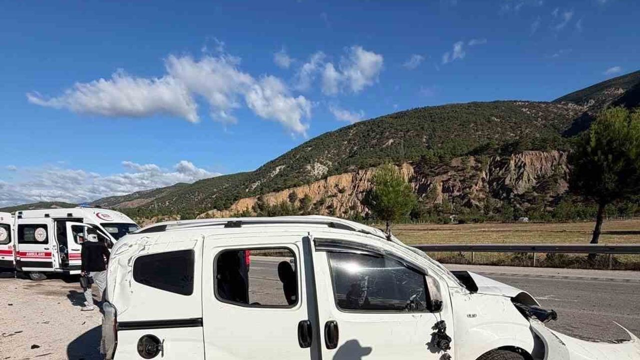 Tokat'ta refüje çarpıp takla atan araçta iki kişi ağır yaralandı