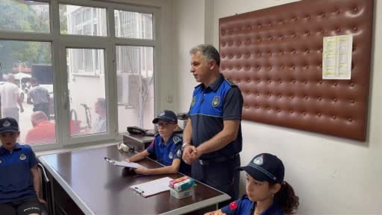 Tokat'ta üniforma giyen çocuklar denetimle oyunu bir araya getirdi