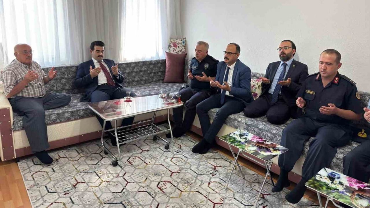 Tomarza'da kaymakam ve amirler gazileri evinde ziyaret etti