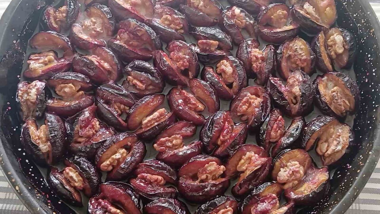 Ton eriği düşük fiyattan kışlık cevizli fırın tatlısına dönüşüyor