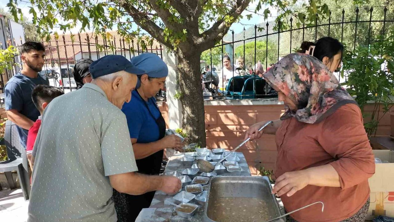 toparlar mahallesinde 26 yıllık aşure geleneği sürüyor