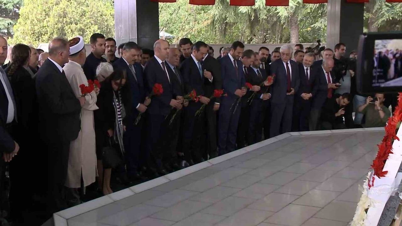 Topkapı'da 27 Mayıs anması: Menderes, Zorlu ve Polatkan mezarı başında yad edildi