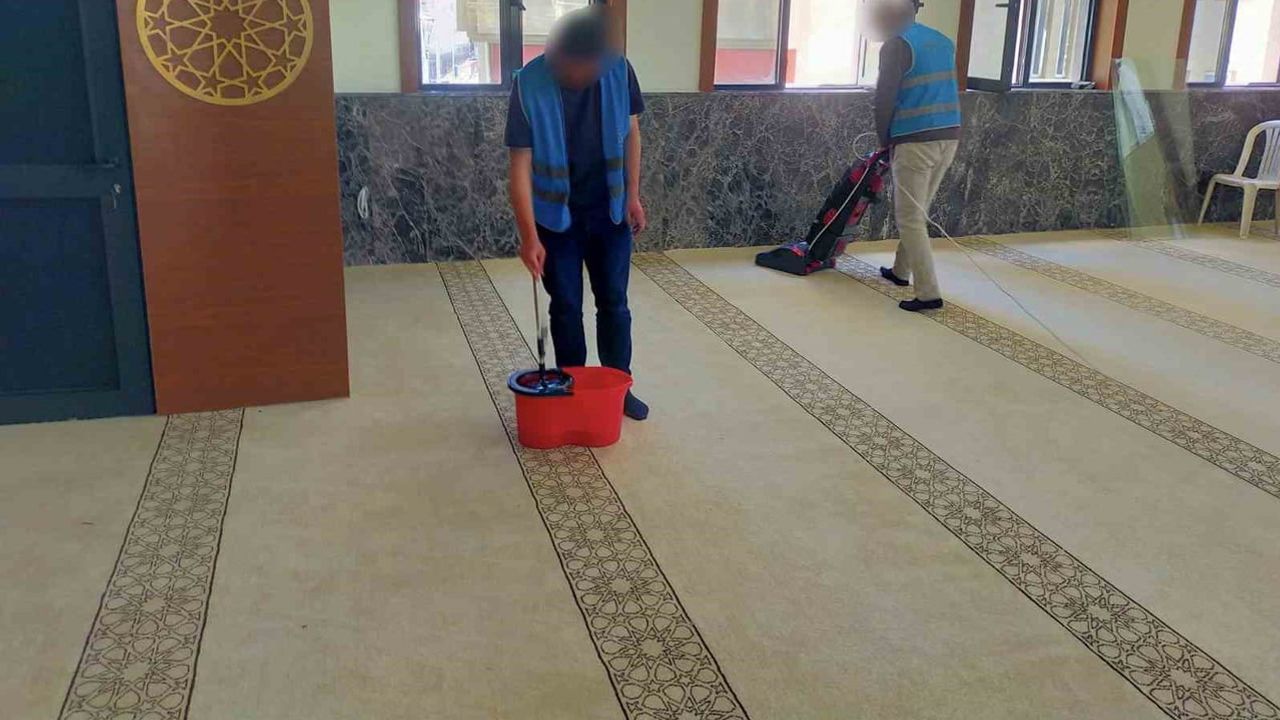 Topluma hizmetle dönüyorlar: Hakkari’de denetimli serbestlik yükümlüleri cami ve okul temizliği yaptı