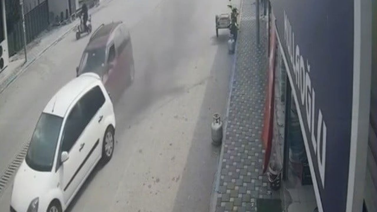 Toprakkale'de iki otomobilin çarpışması iş yeri kamerasına yansıdı