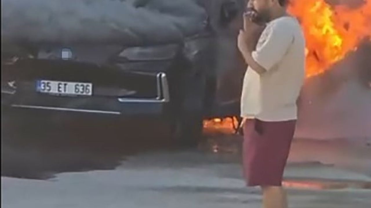 Torbalı'da park halindeki Skywell elektrikli otomobilde patlamalar paniğe yol açtı