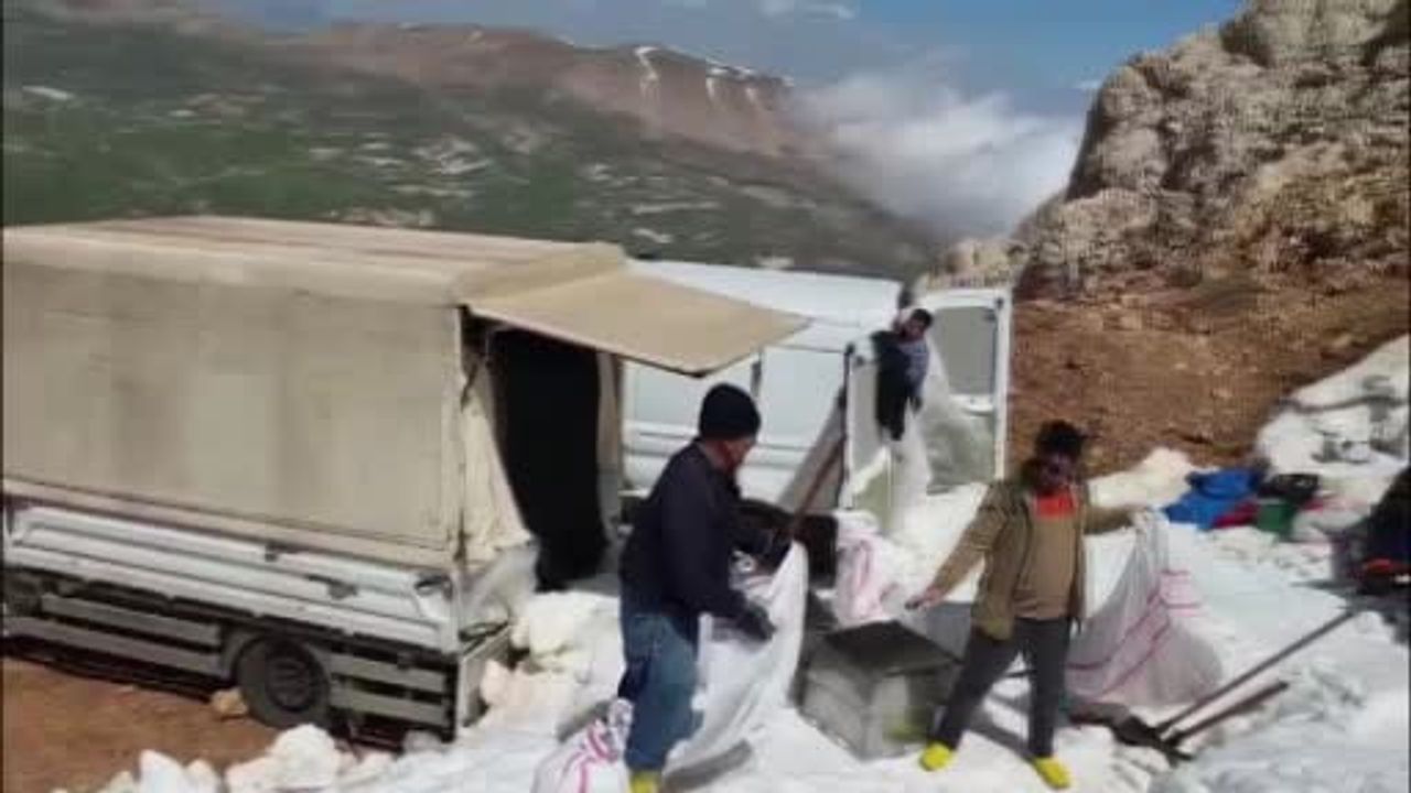 Toroslar’dan Antalya’ya yazın serinleten kar mesaisi