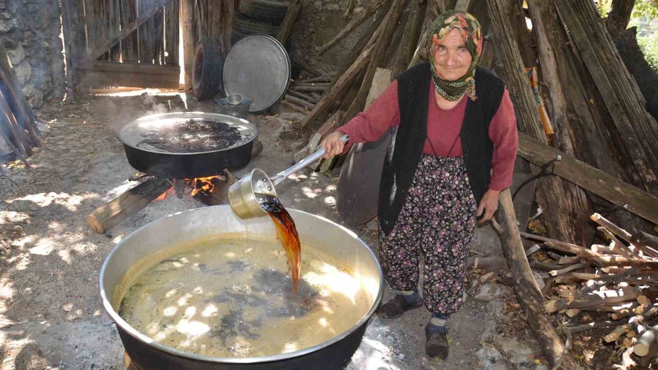 Toroslarda asırlık emekle hazırlanan pekmez sofralara ulaşıyor