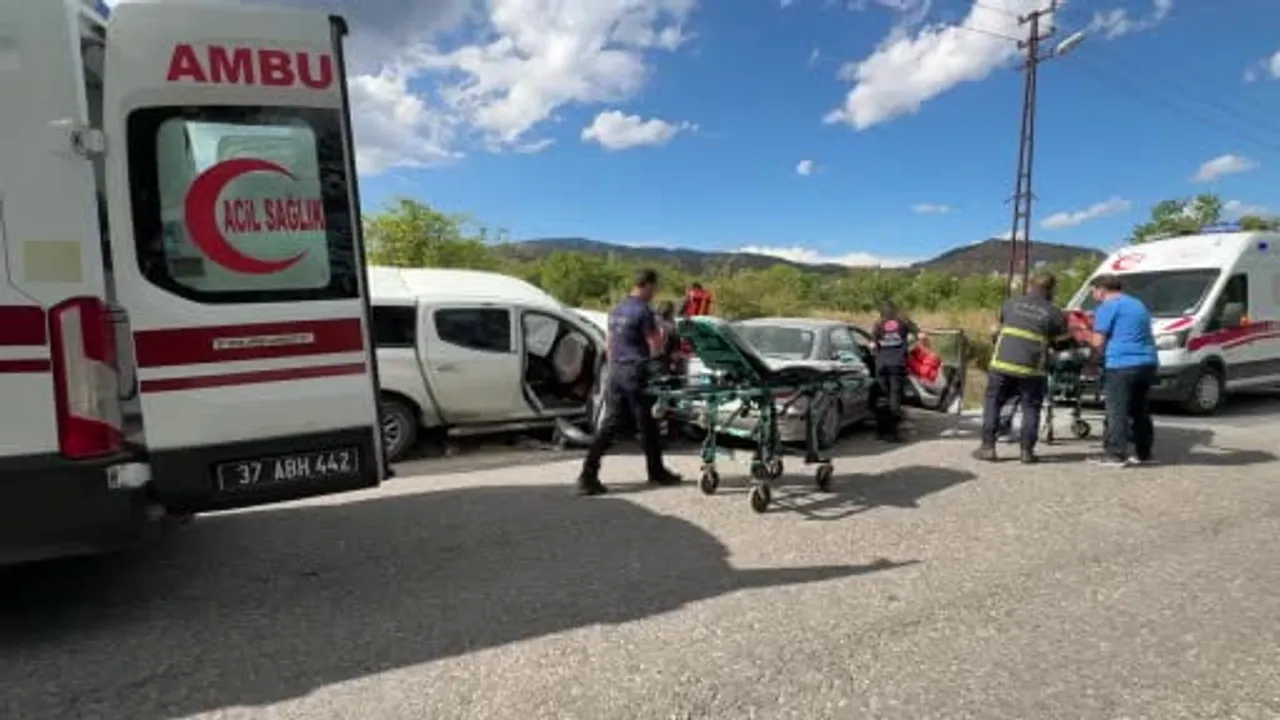 Tosya'da Orta Yol mevkisinde kamyonet ile otomobil çarpıştı: 4 kişi yaralandı