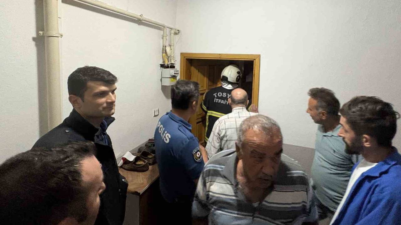 Tosya'da unutulan tost makinesi mahalleyi alarma geçirdi