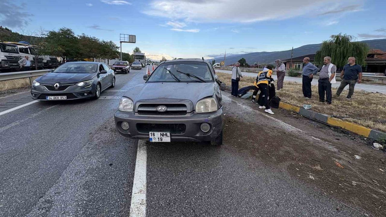 Tosya'da yağışta kayganlaşan yolda refüje çarpan otomobilde 3 yaralı
