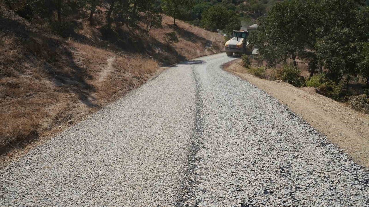 Tozlu yollar tarihe karışıyor: Dursunbey'de 6 bin 100 metrelik sathi kaplama