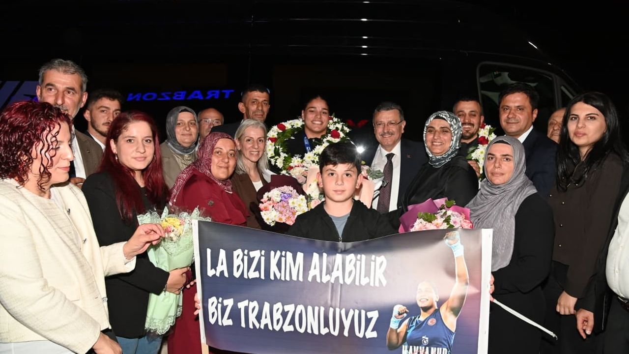 Trabzon'da altınla dönen boksör Havvanur Kethüda coşkuyla karşılandı