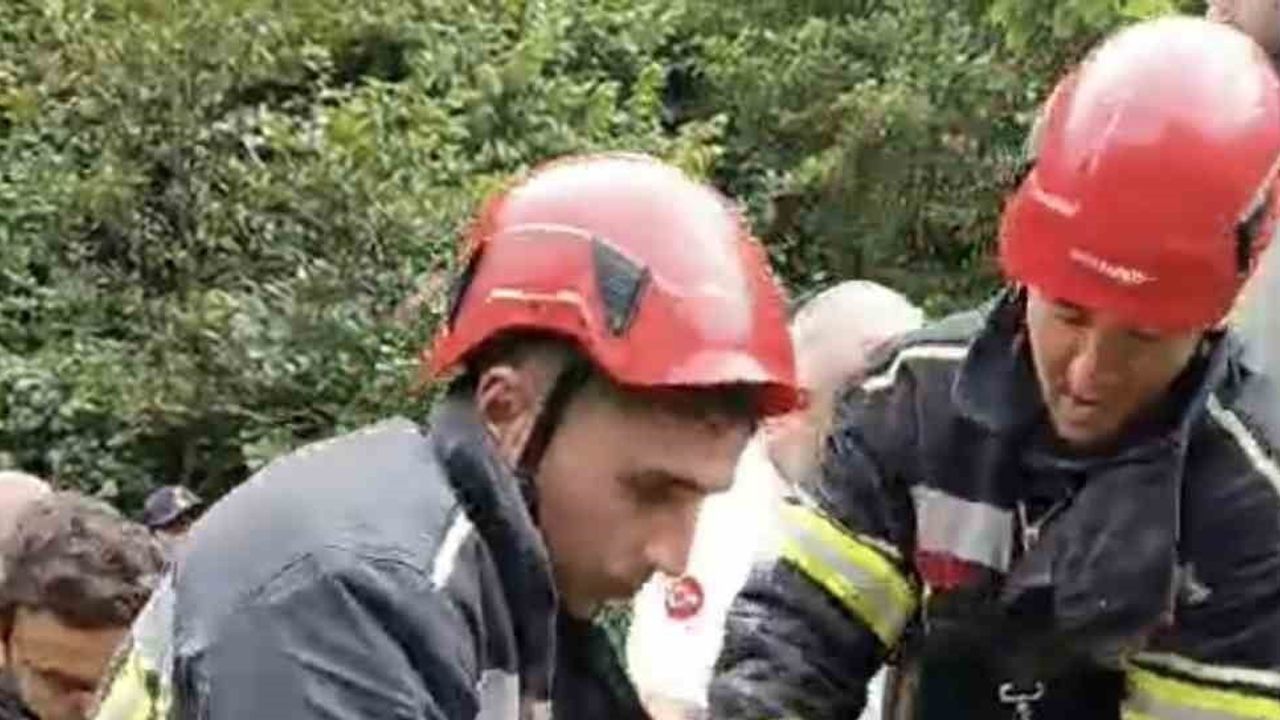 Trabzon'da yağışın etkisiyle dereye uçan araç: 3'ü ağır 5 yaralı