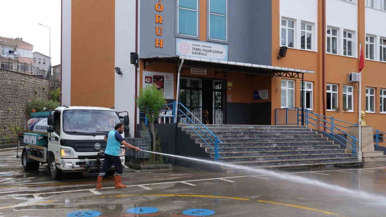 Trabzon okullarında yeni dönem öncesi bahçe düzenlemesi