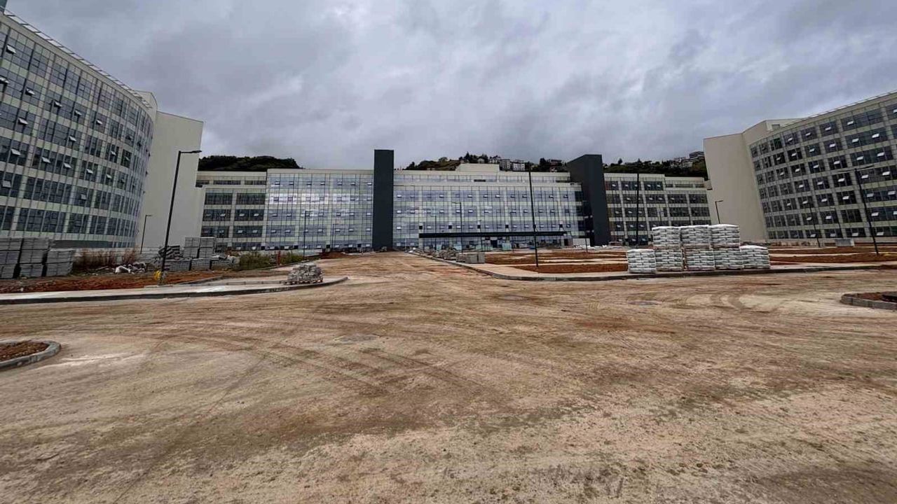 Trabzon'un 900 yataklı şehir hastanesi yıl sonuna hazırlıklarını sürdürüyor