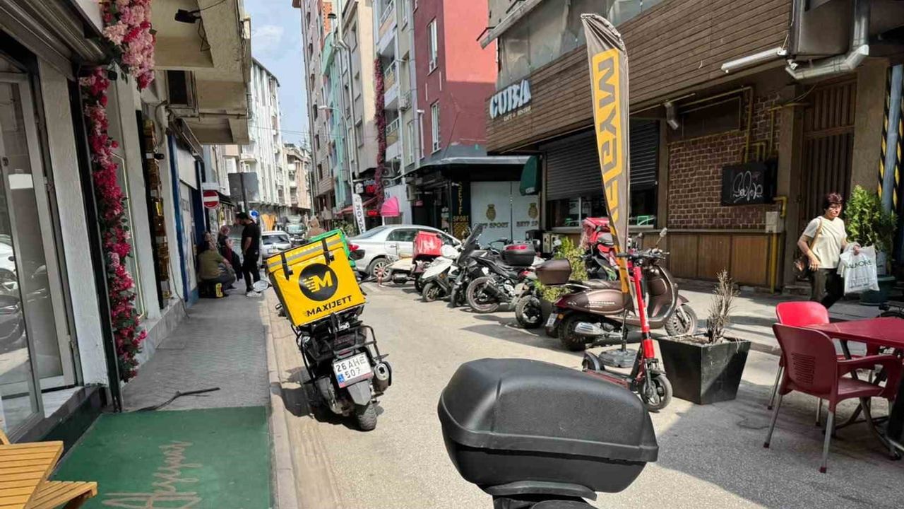 Trafiğe kapalı sokağa park eden kurye motosikletleri yaşamı zorluyor