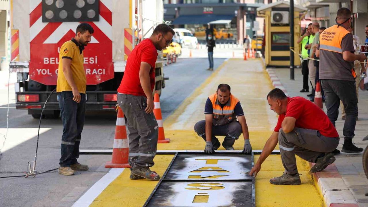 Trafik akışı için çizgiler tazeleniyor: Uşak merkezde çalışma sürüyor
