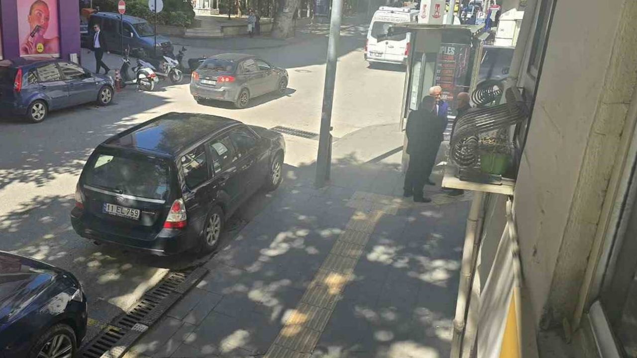 Trafik akışını engelleyen park minibüsçülerin tepkisini çekti