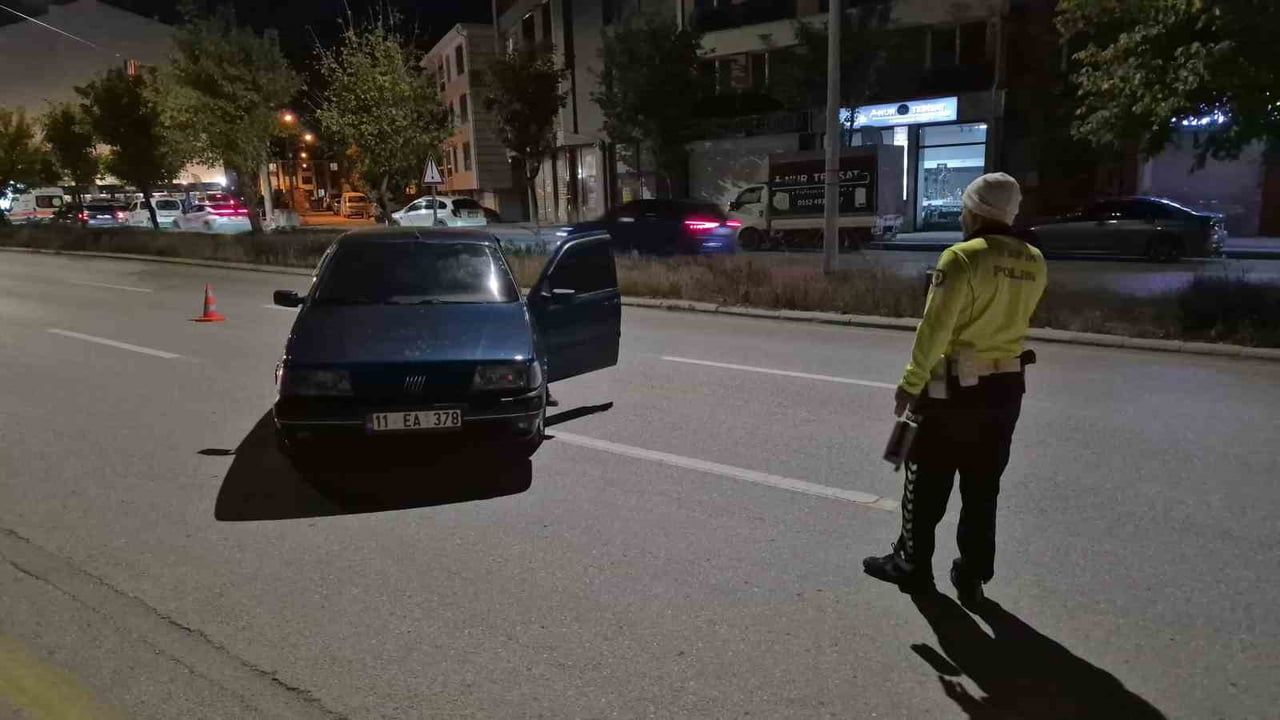 Trafik kontrolünde alkollü sürücü aracı terk edip kaçtı
