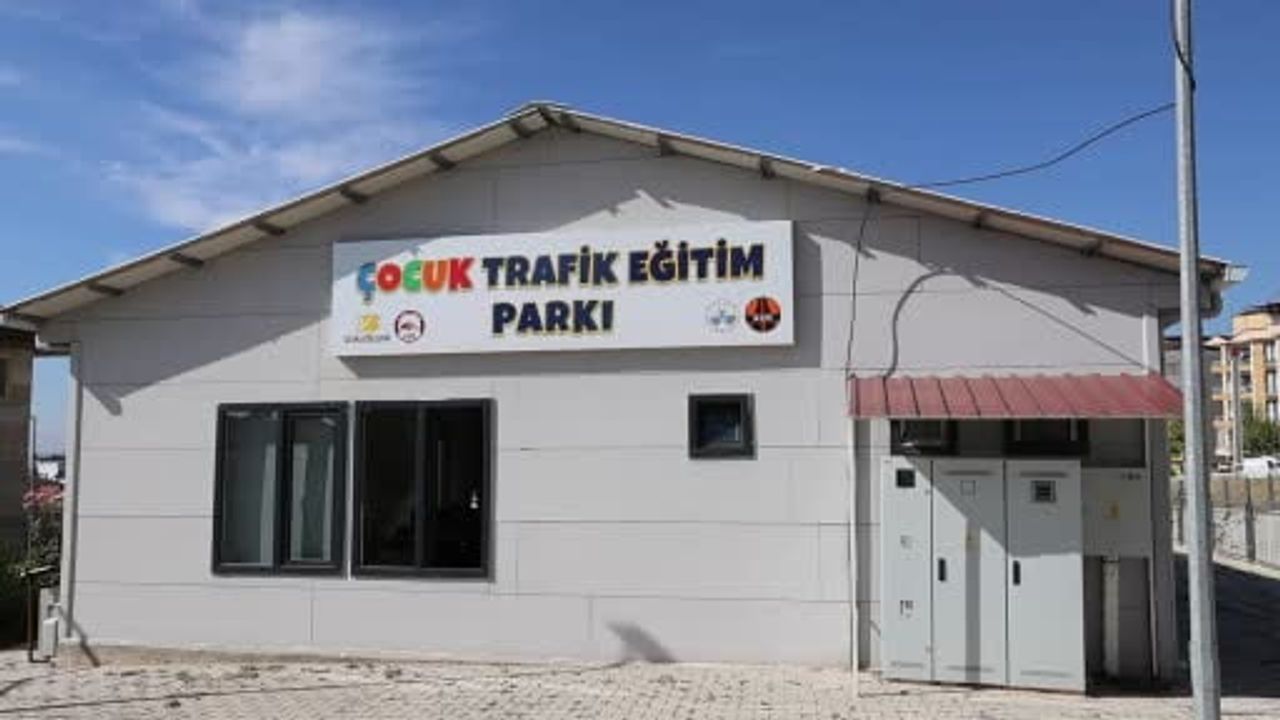 Trafik parkurunda miniklere uygulamalı güvenlik eğitimi