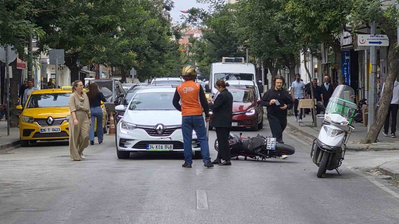 Trafikte çarpışma: İstiklal Caddesi'nde motosiklet devrildi