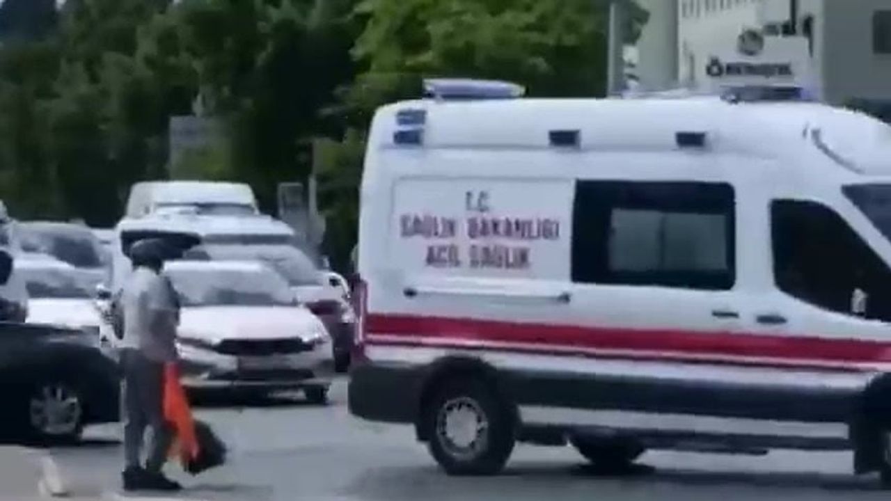 trafikte duran ambulansa umut oldu: yeleğini sallayıp yolu açtı