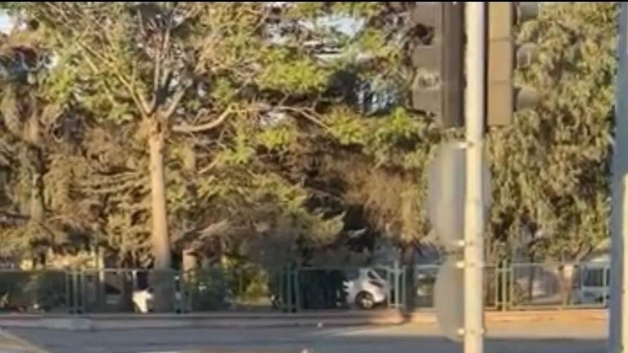 Trafikte kısa müdahale: vatandaş el işaretleriyle araçları yönlendirdi
