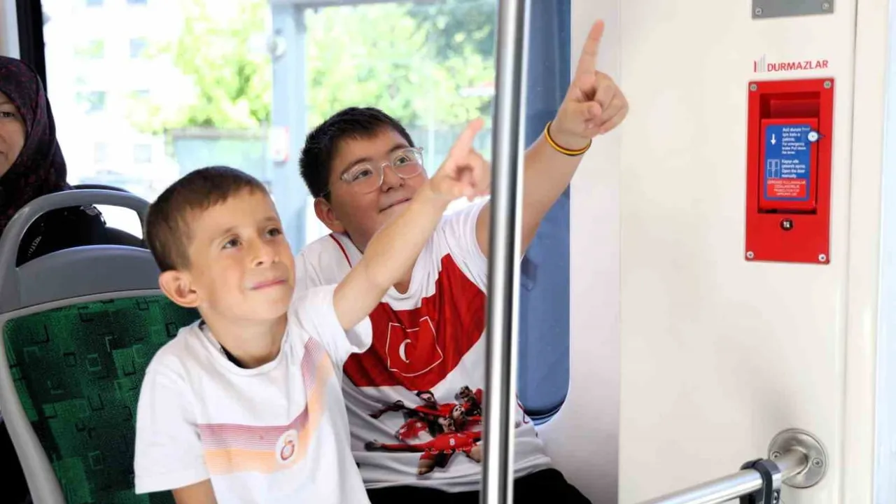 Tramvay ekranlarında nezaket dersleri: Astakoz ve Mavi Yengeç sahnede