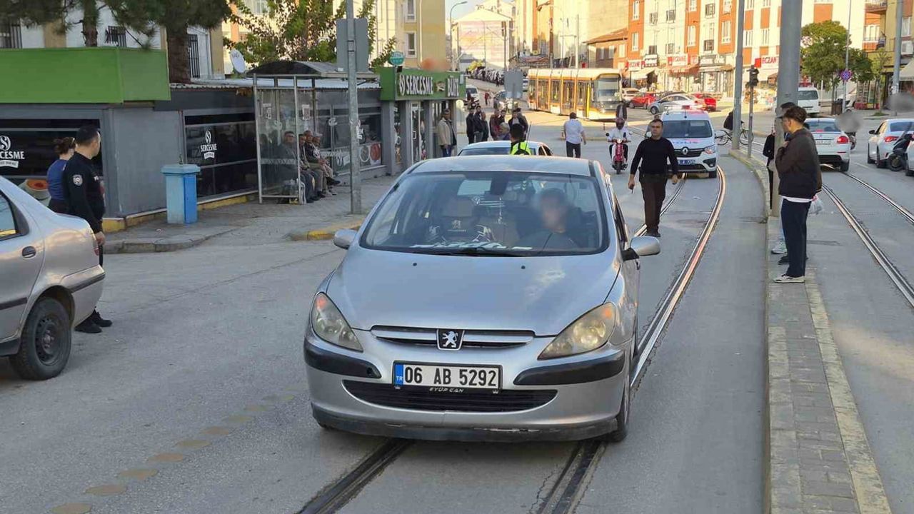 Tramvay seferlerini aksatan kazada yaşlı kadın yaralandı